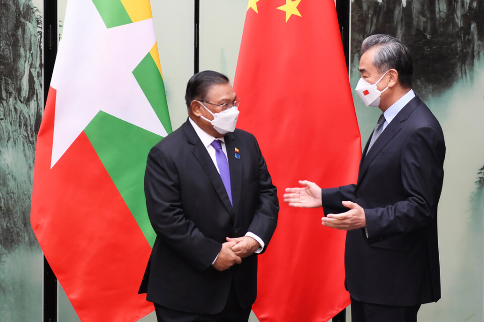 Kinas utrikesminister Wang Yi, till höger, tillsammans med sin utrikesministerkollega från Myanmar, Wunna Maung Lwin.