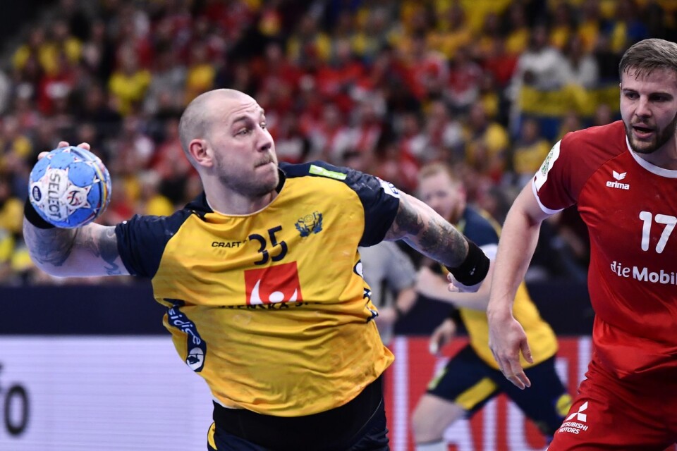 Andreas Nilsson gör mål under fredagens EM-match i handboll grupp F mellan Sverige och Schweiz i Scandinavium.