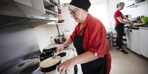 Anna Malmberg har tillagat den traditionella äggakakan i Smyge i 20 år. Det berättade hon när TA besökte boden sommaren 2023. Nu läggs verksamheten ner.