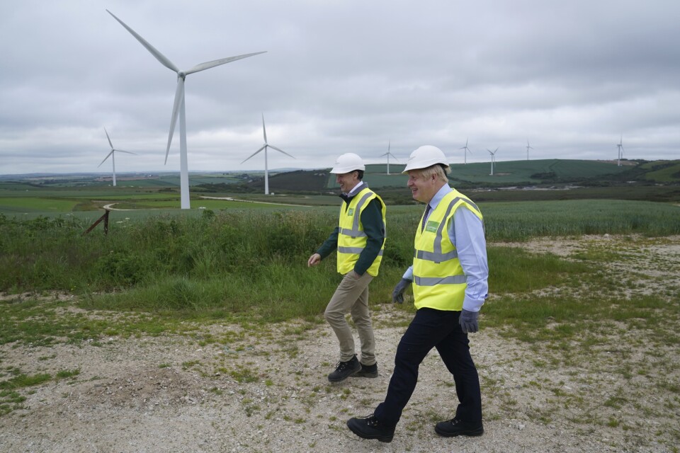 Storbritanniens premiärminister Boris Johnson synar en vindkraftspark i Skottland. Arkivbild.