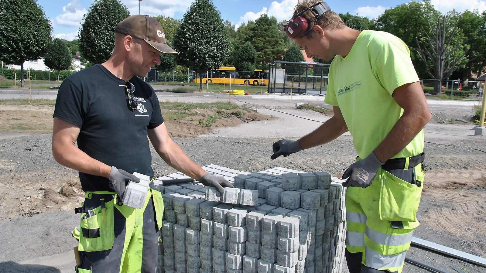 Magnus Wennerholm och Jens Iversen jobbar på nya lekplatsen.