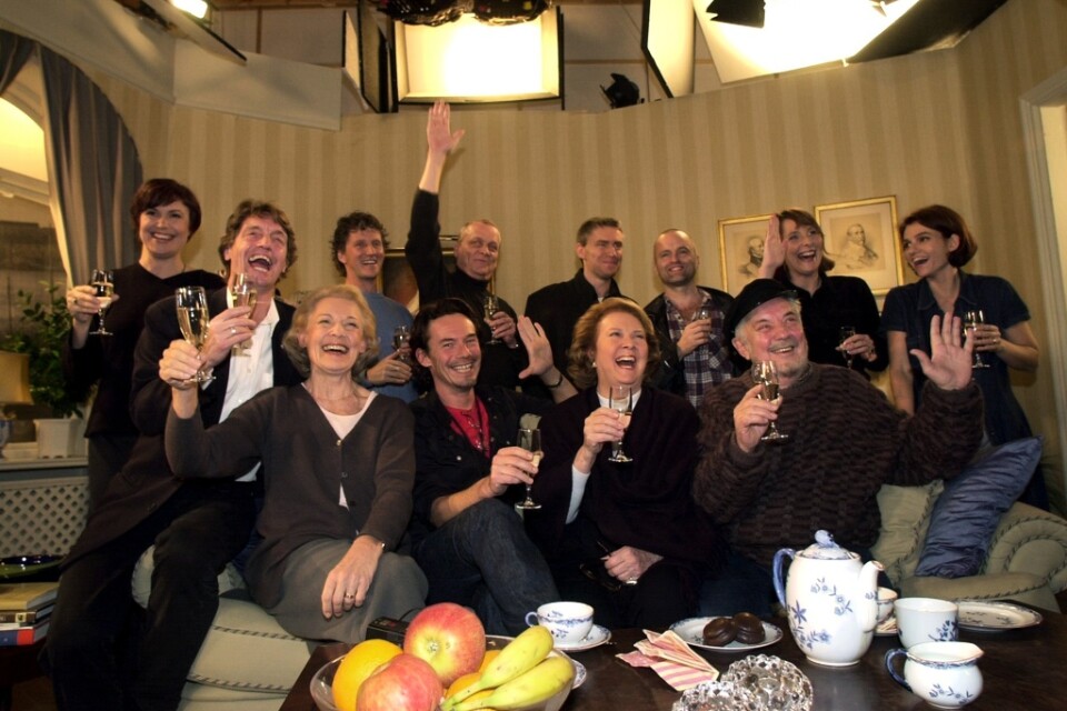 Här är ensemblen i SVT:s långkörare "Rederiet" när det allra sista avsnittet spelats in i oktober 2001. Arkivbild.