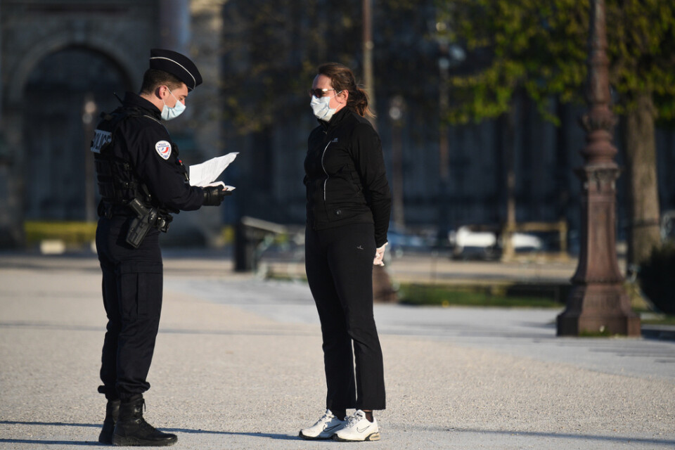 Polis kontrollerar att alla som är ute på gatorna i Paris har rätt intyg med sig. Att bryta mot karantänsreglerna kan ge böter på 135 euro.