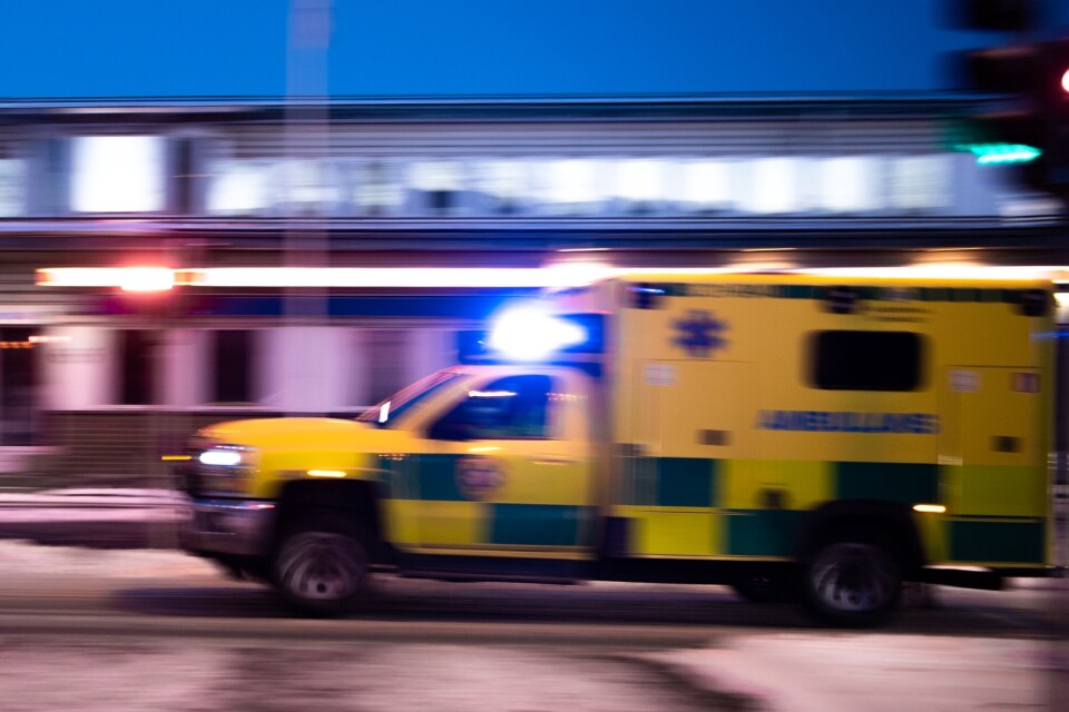 En man fördes med ambulans till sjukhus efter att ha misshandlats. Arkivbild.