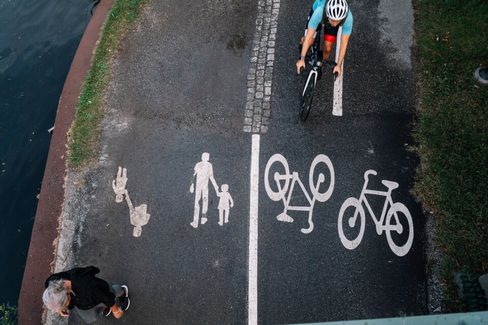 Insändarskribenten önskar skärpning bland fotgängare och cyklister.
