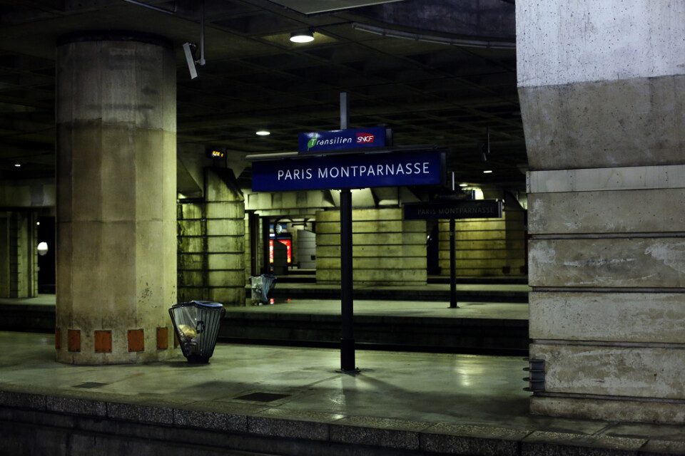 Tomma perronger på den annars livliga tågstationen Montparnasse i Paris. Arkivbild från den 11 december.