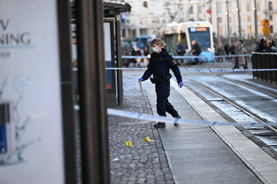 Polisens kriminaltekniker undersöker ett avspärrat område efter att ett barn knivhuggits i Brunnsparken i centrala Göteborg på torsdagen.