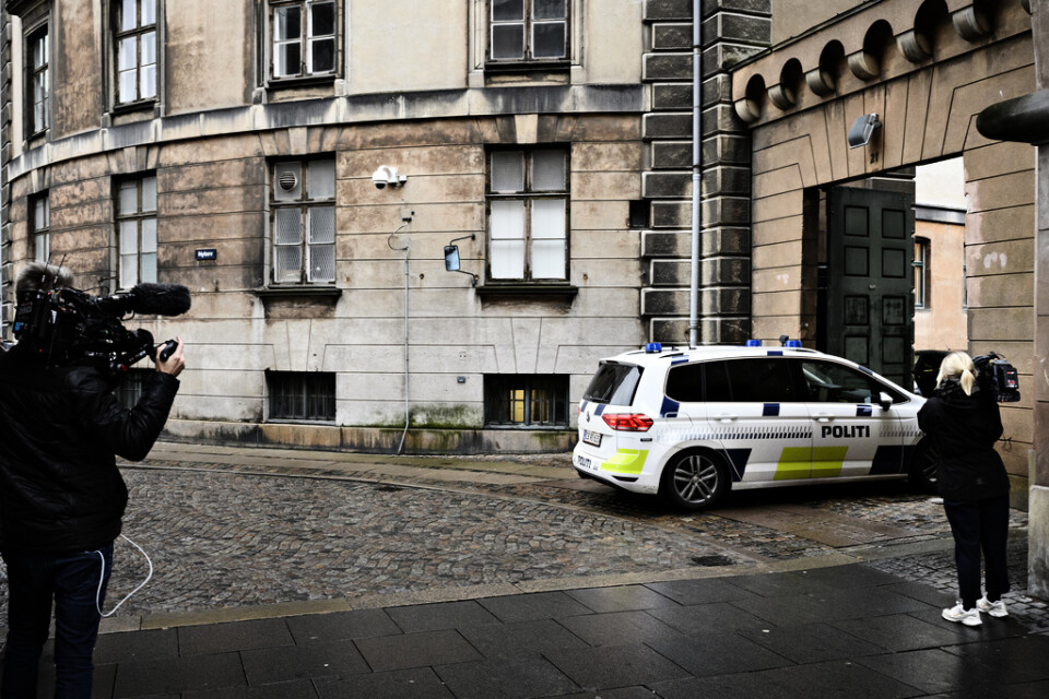 Polisfordon utanför domstolen där häktningsförhandlingarna hölls i Köpenhamn.