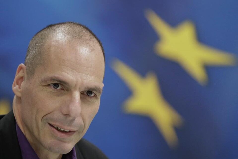 Inför eurogruppens möte i Bryssel på måndagen säger finansminister Yanis Varoufakis att Grekland kan gå till nyval eller folkomröstning om regeringens förslag på sju stora reformer inte accepteras. Varningen framförs i en intervju för den italienska dag
