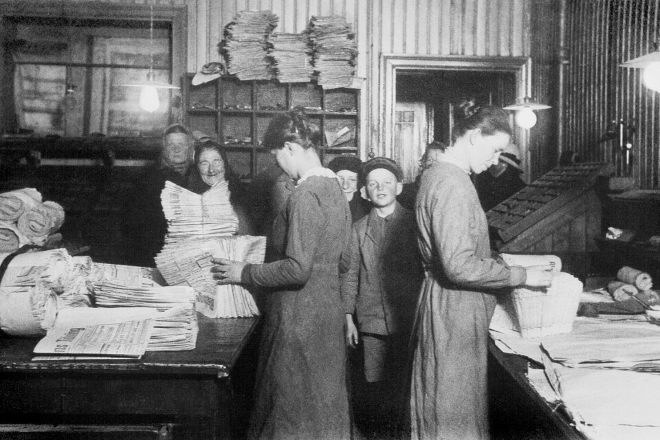 BLT:s packsal år 1919. Tidningsbuntarna görs i ordning tidigt på morgonen och tidningsutbärarna står redo.