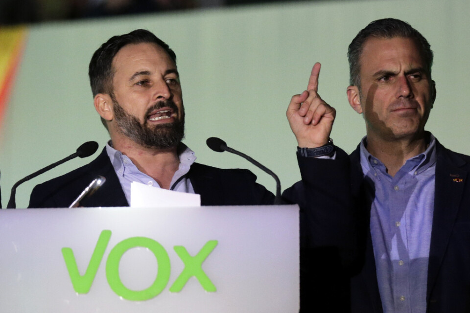 Santiago Abascal (till vänster), som leder ytterhögerpartiet Vox, blev den store segerherren i söndagens spanska nyval. Här möter han anhängare i Madrid ihop med partisekreteraren Javier Ortega Smith.