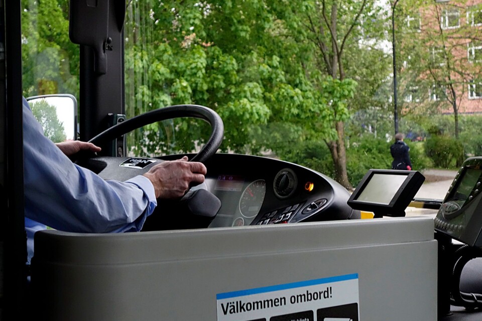 En busschaufför i Karlskrona utsattes för stenkastning när han stannade vid en hållplats på Gräsvik.