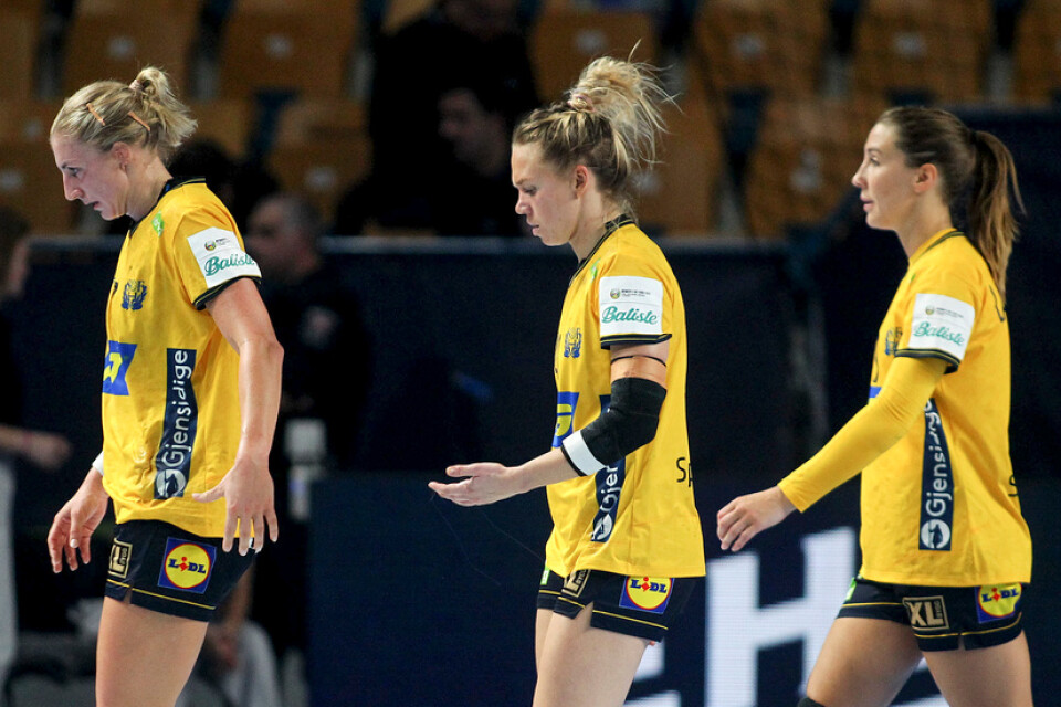Det blev ingen succé för Linn Blohm, Jenny Carlson och Anna Lagerquist och de andra i det svenska landslaget i EM-matchen mot Danmark.