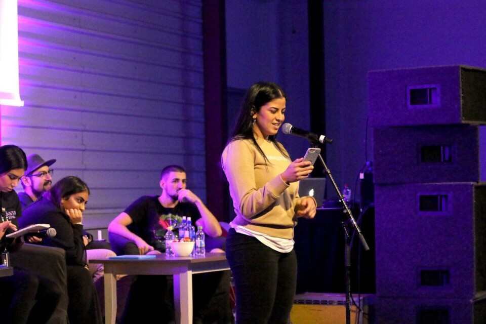 Omaima Hamadi läser sin första dikt på Ortens bästa poet 2018 i Borås.