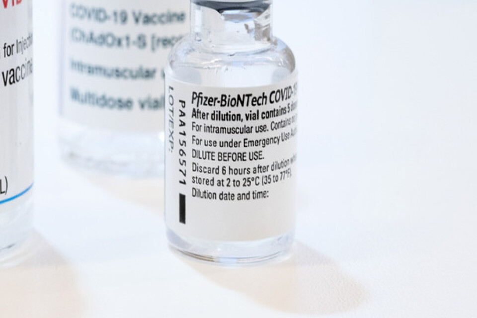 Läkemedelsbolaget Pfizer tror att pandemin övergår till en endemi 2024. Arkivbild.