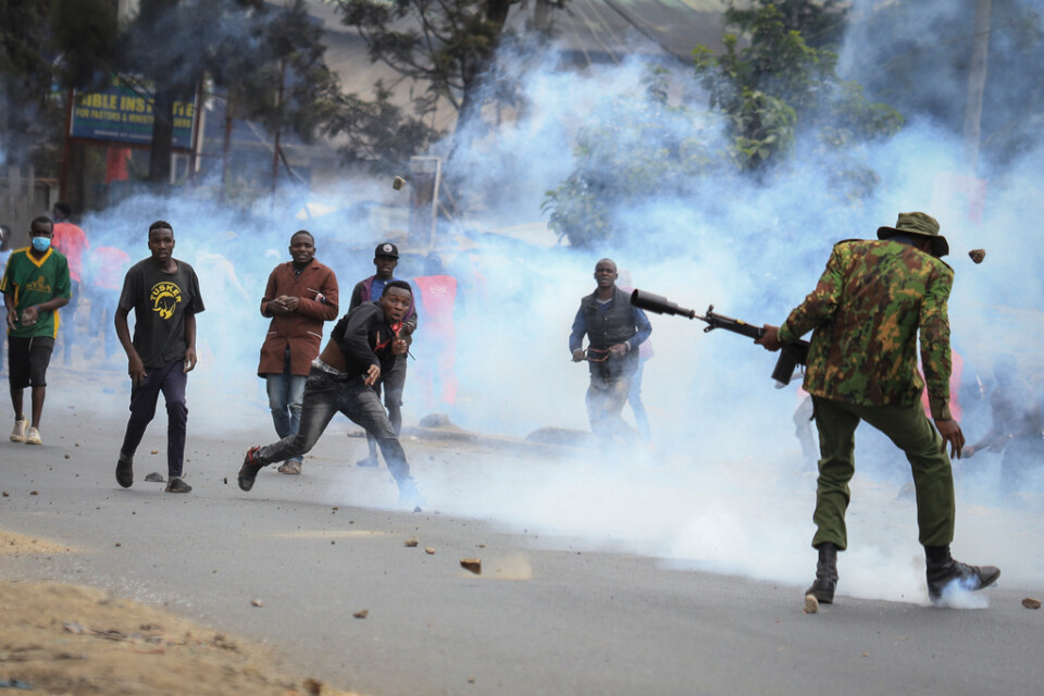 Demonstranter kastar sten och polisen svarar med tårgas under sammandrabbningar i Nairobi på onsdagen.