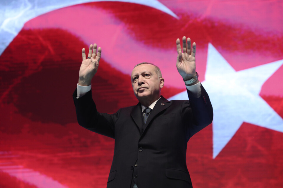 Turkiets president Recep Tayyip Erdogan har satt sig i en svår sits med anledning av situationen i Syrien.