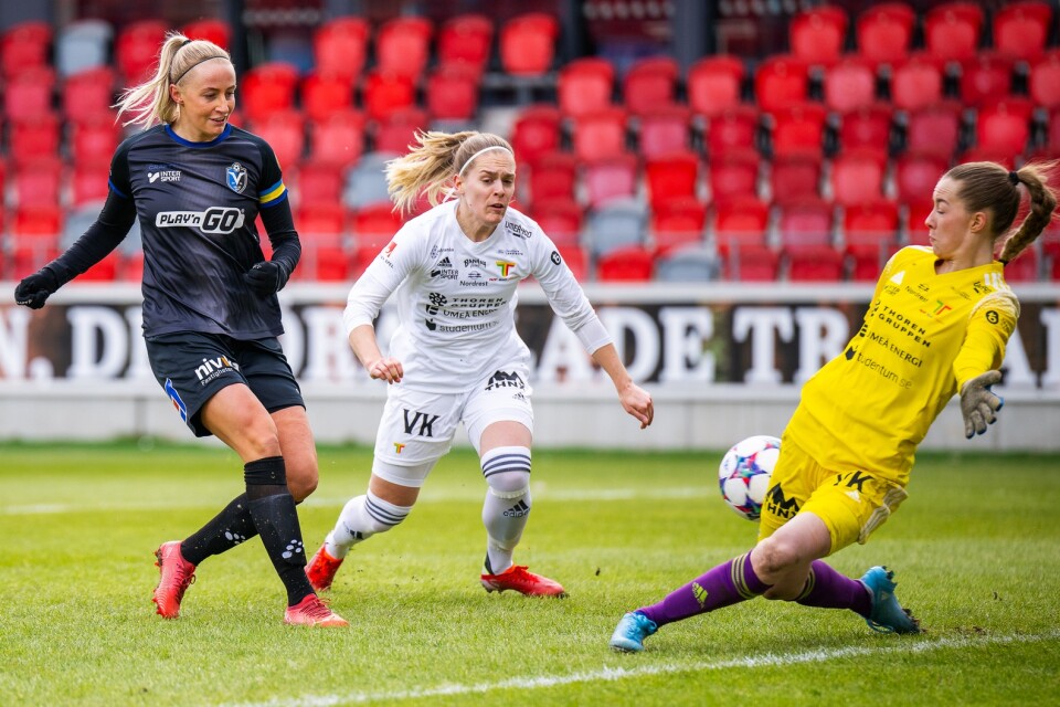 Växjö DFF:s Hanna Stokki avslutar i en match mot Team TG från Umeå.