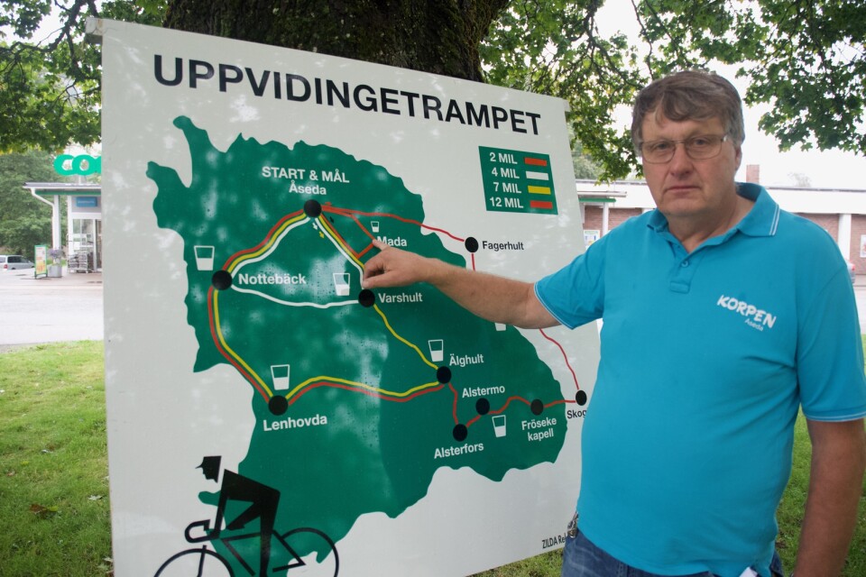 Åsedakorpens Gunnar Yngvesson visar de fyra slingorna i Uppvidingetrampet, två, fyra, sju och tolv mil
