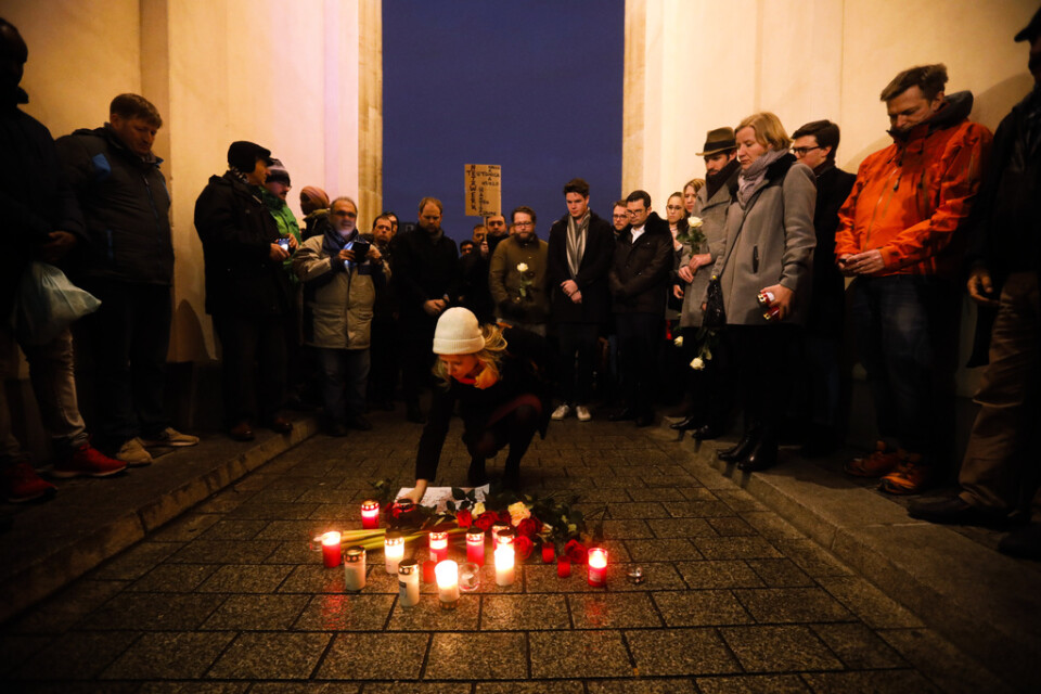 Boende i Hanau tänder ljus för att hedra offren för attackerna mot två vattenpipekaféer .
