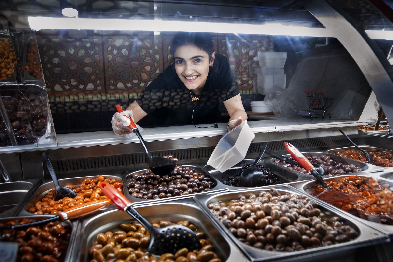 Längs med Norrbyleden hittar vi Sulafa Shehada. Tillsammans med sin familj som kom till Sverige från Syrien för fem år sedan, driver hon Norrbys delikatessbutik Saleh Ost.