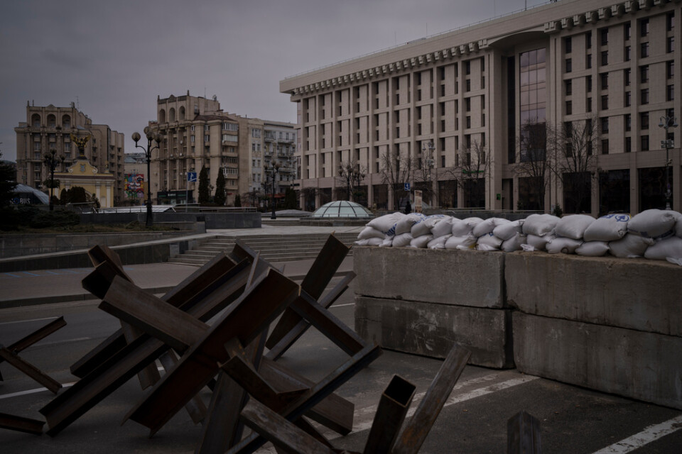 Barrikader blockerar huvudgatan utanför Majdantorget i Kiev.