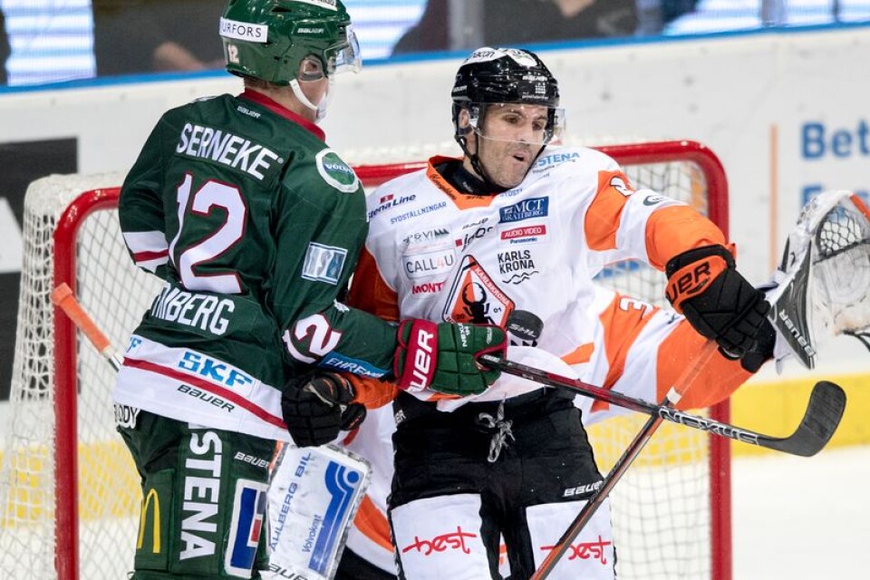 Frölundas Max Friberg och Karlskronas Cory Murphy i kamp om pucken under torsdagens ishockeymatch i SHL mellan Frölunda HC och Karlskrona HK  på Scandinavium.
