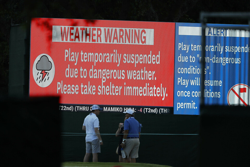 Varning för åska i Charleston. Ovädret tvingade arrangörerna att avbryta spelet i två timmar.