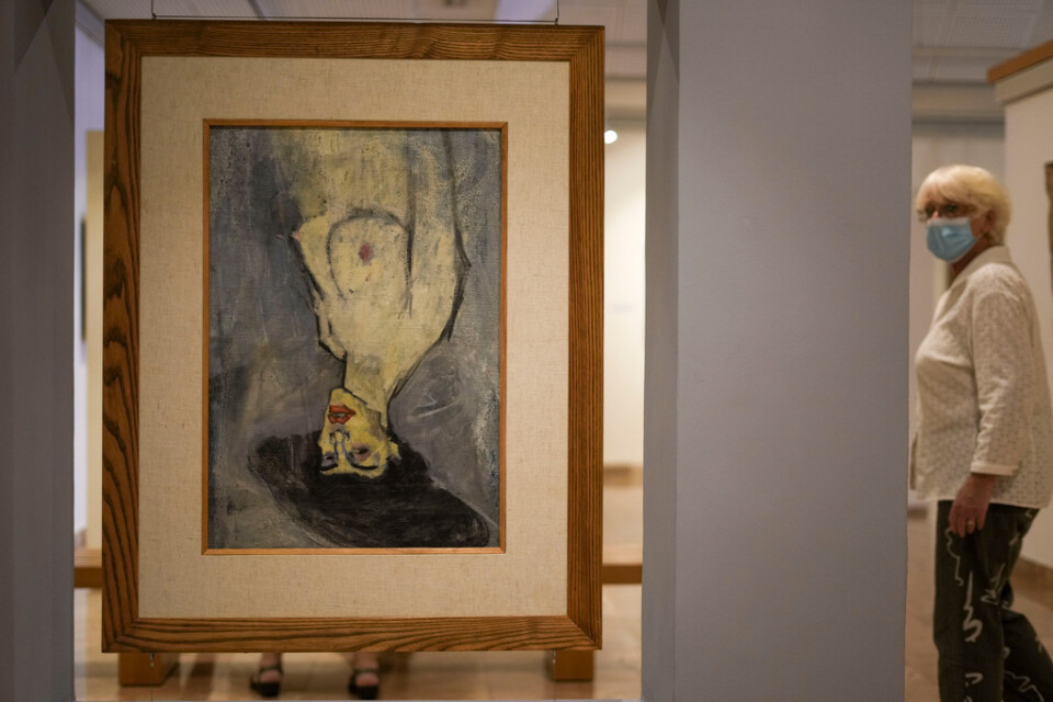 Amadeo Modiglians målning "Nudo con cappello" hänger upp och ner eftersom en annan målning finns baksidan. Nu har man dessutom hittat två hittills okända skisser under duken. Arkivbild.