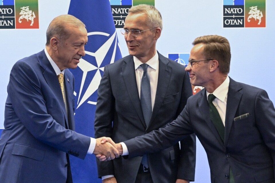 Turkiets president Recep Tayyip Erdogan och statsminister Ulf Kristersson skakar hand inför ett möte i Vilnius på måndagen angående Sveriges kommande Natomedlemskap. I mitten Natos generalsekreterare Jens Stoltenberg.