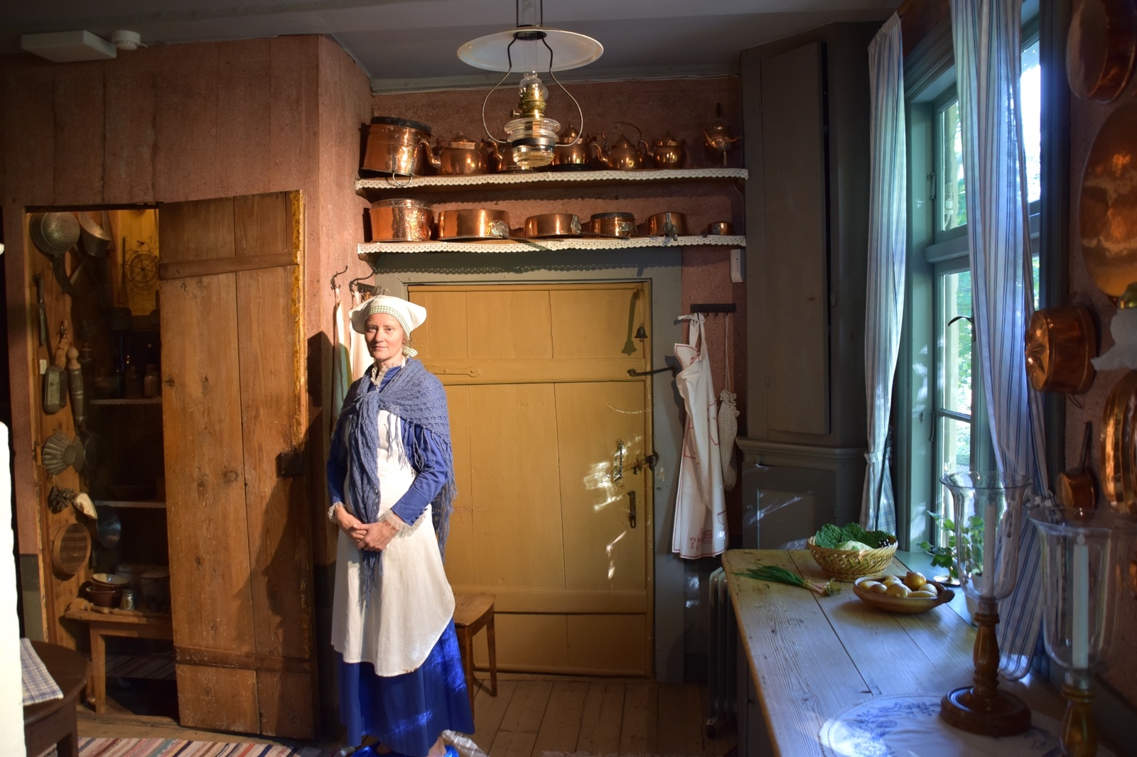 Lena Stengärde visade runt i det vackra och välbevarade huset från slutet av 1800 talet.
