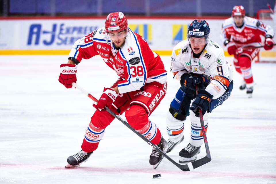 Timrås Jacob Olofsson och Växjös Victor Stjernborg under ishockeymatchen i SHL mellan Timrå och Växjö den 18 september 2021 i Timrå.
