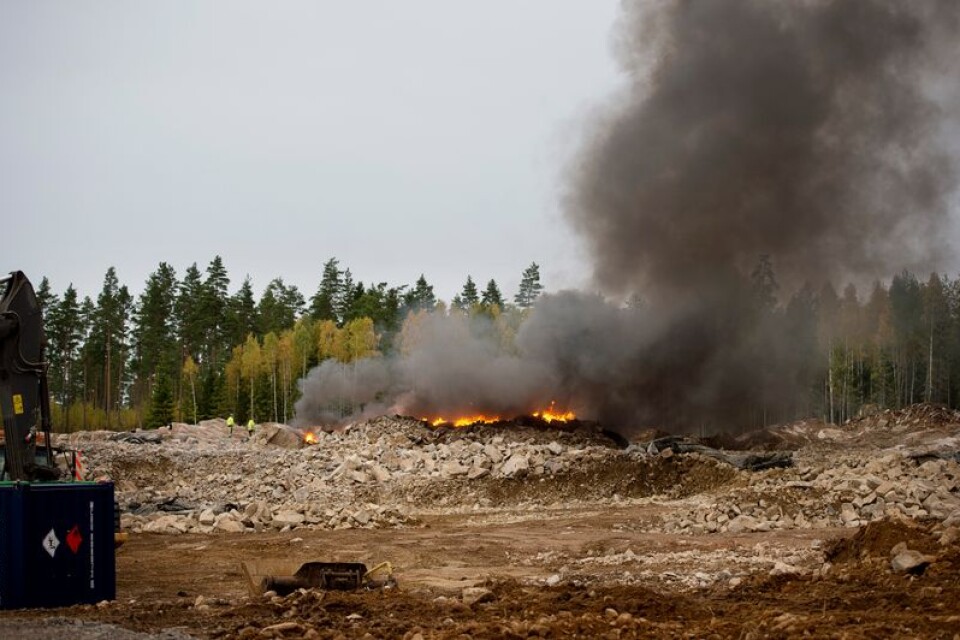 Just nu pågår en brand i så kallade skyddsmattor vid en byggarbetsplats i anslutning till Växjö flygplats.