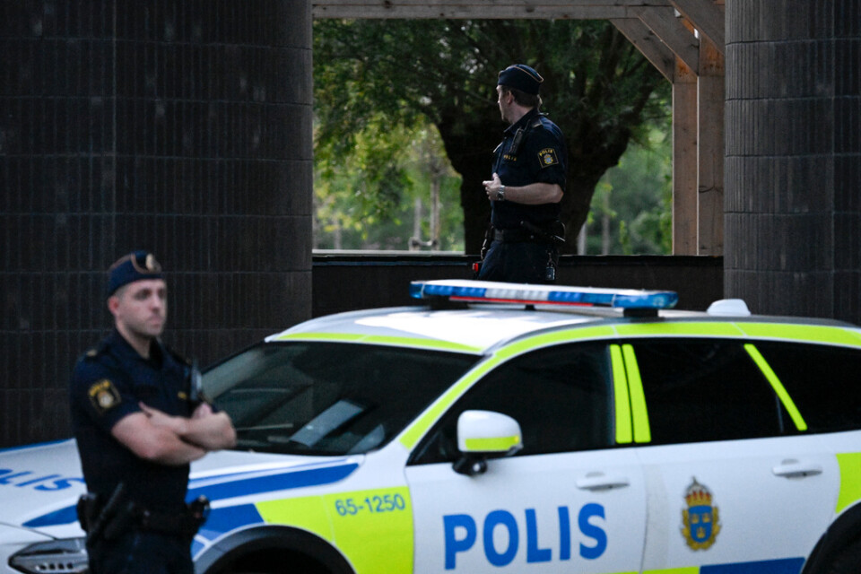 Poliser på plats i stadsdelen Hyllie i östra Malmö efter att en person hittats död i en lägenhet. Arkivbild.