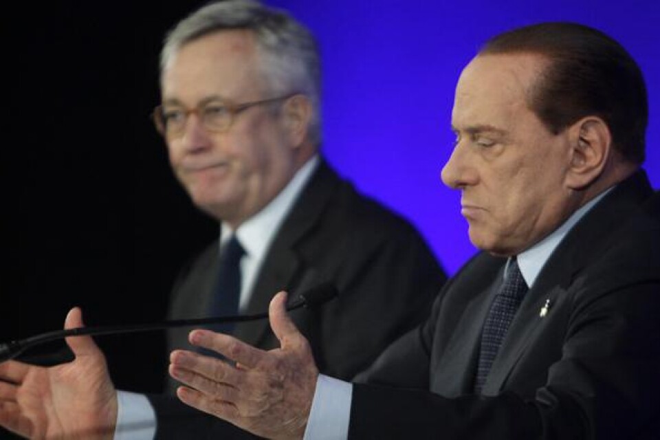 Italiens premiärminister Silvio Berlusconi, till höger, och Italiens finansminister Giulio Tremonti pratar under deras presskonferans vid G 20 mötet i Cannes.