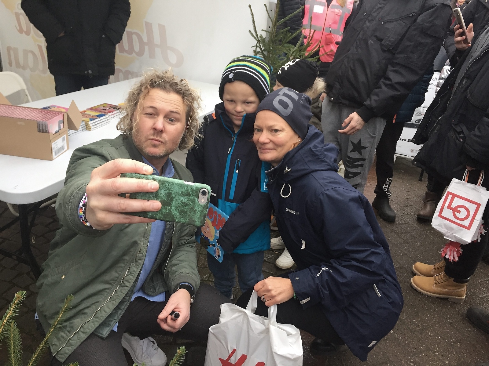 Artisten Mojje signerade skivor och sin barnbok i Norra Skånes tält. Många ville ta en selfie med honom.