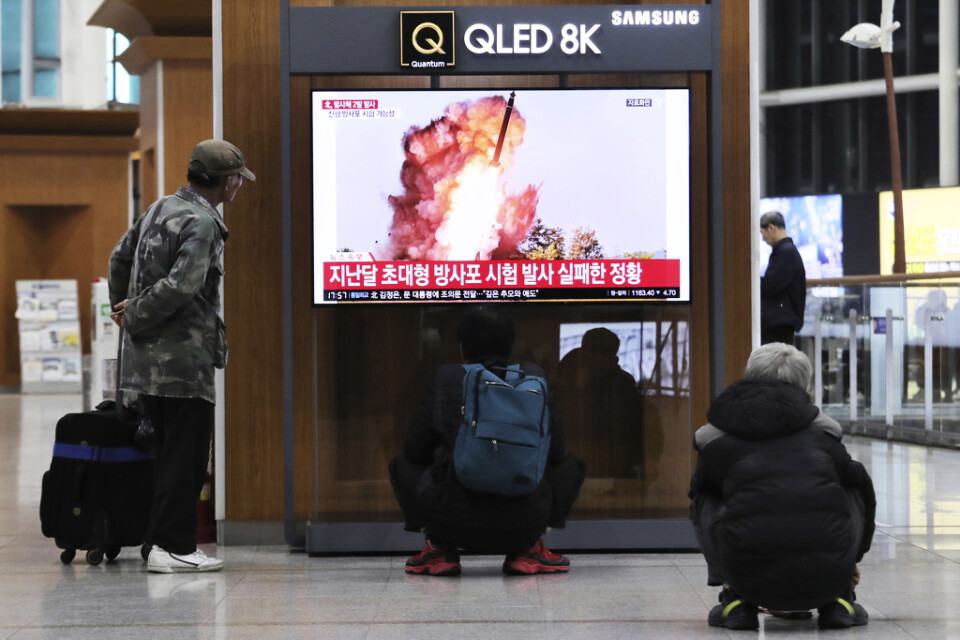 Ett tv-inslag på en sydkoreansk tågstation visar ett av Nordkoreas robottest.