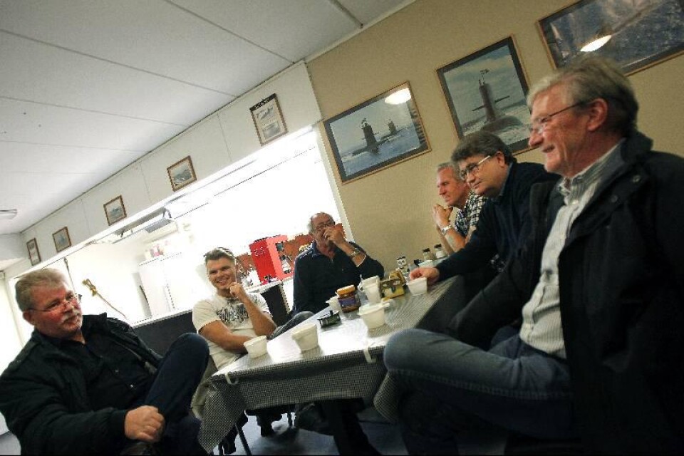 Varannan tisdagkväll träffas de fiskeintresserade herrarna på Maskingatan i Flottans mäns lokaler. Från vänster sitter Christer Appelgren, Paul Larsson, Tommy Sjölin, Råland Alf, Roy Förnes och Gunnar Toring.
