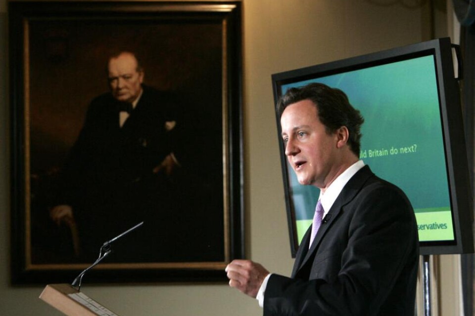 Storbritanniens premiärminister David Cameron, med den världsberömde konservative politikern och författaren Winston Churchill i bakgrunden.  Foto: scanpix/AP