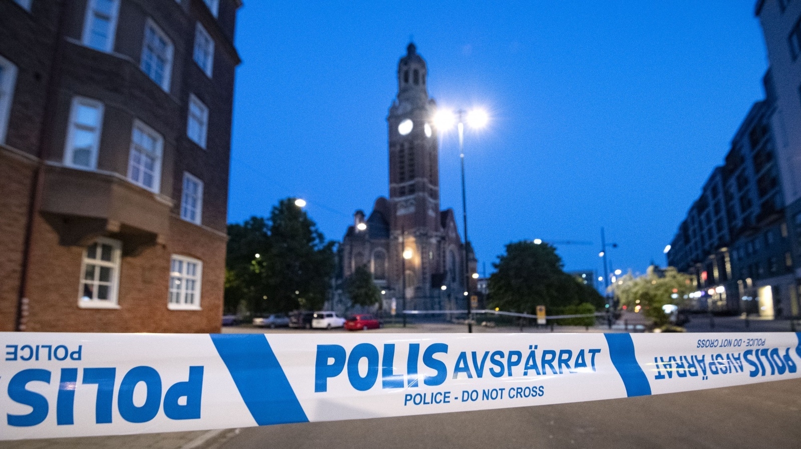 Polisen har spärrat av vid Triangeln i centrala Malmö tidigt på torsdagsmorgonen. En person har förts till sjukhus efter en skottlossning. Händelsen ska ha skett strax efter midnatt natten mot torsdagen. Vid tretiden var ingen frihetsberövad.
Foto: Johan Nilsson/TT