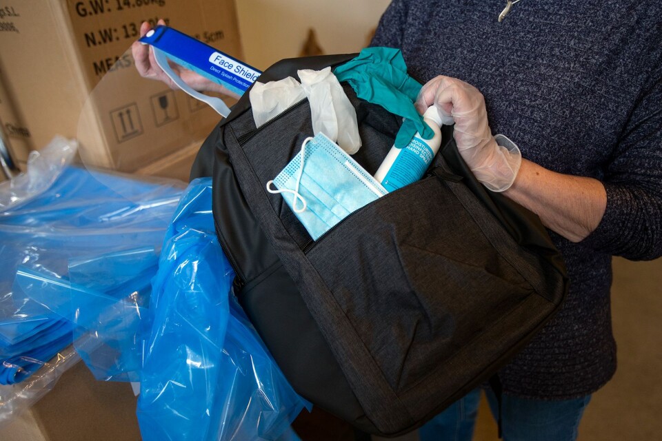 Skribenten har funderingar kring skyddsutrustning inom hemvården. På bilden syns kommunens nya ryggsäckar med skyddsutrustning under coronapandemin.