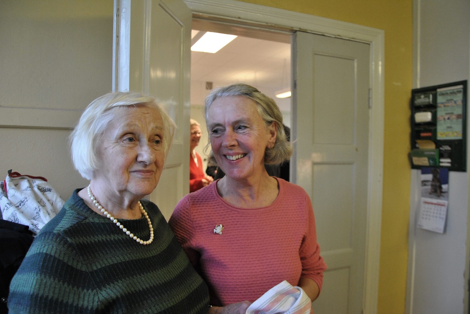 Astrid Nilsson och Ulrika Widmark serverade lax på äldrefesten.