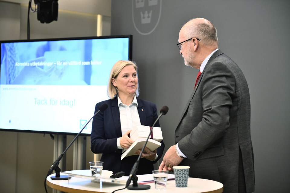 De svenska välfärdssystemen läcker miljarder varje år. Finansminister Magdalena Andersson (S) tar emot slutbetänkandet av Sven-Erik Österberg som utrett hur missbruket ska kunna minska.