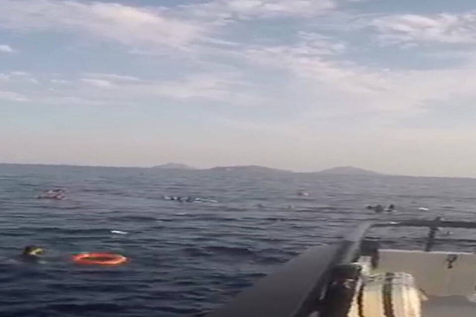 Ett fartyg från turkiska kustbevakningen nära migranter i havet i samband med olyckan.