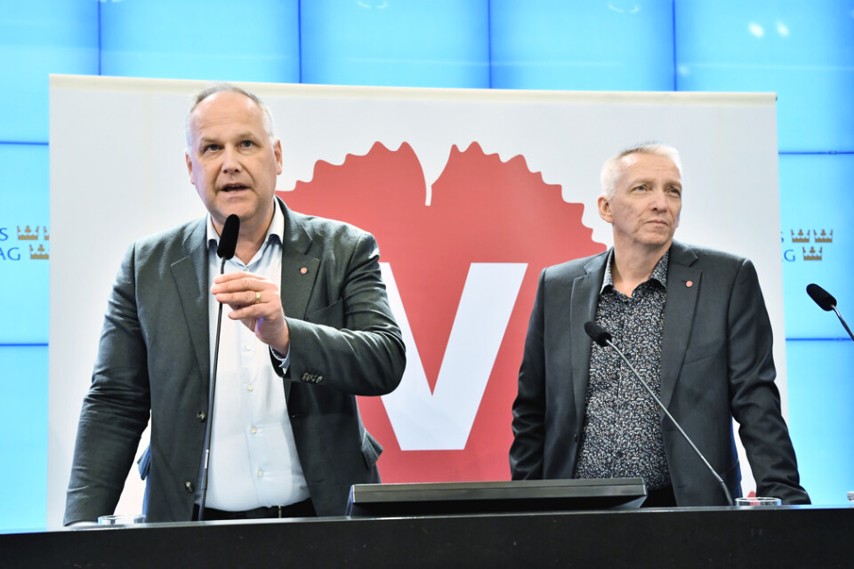 Vänsterpartiets ledare Jonas Sjöstedt och partiets energipolitiske talesperson Birger Lahti (V) erbjuder sig att bli stödben för regeringens energiöverenskommelse.