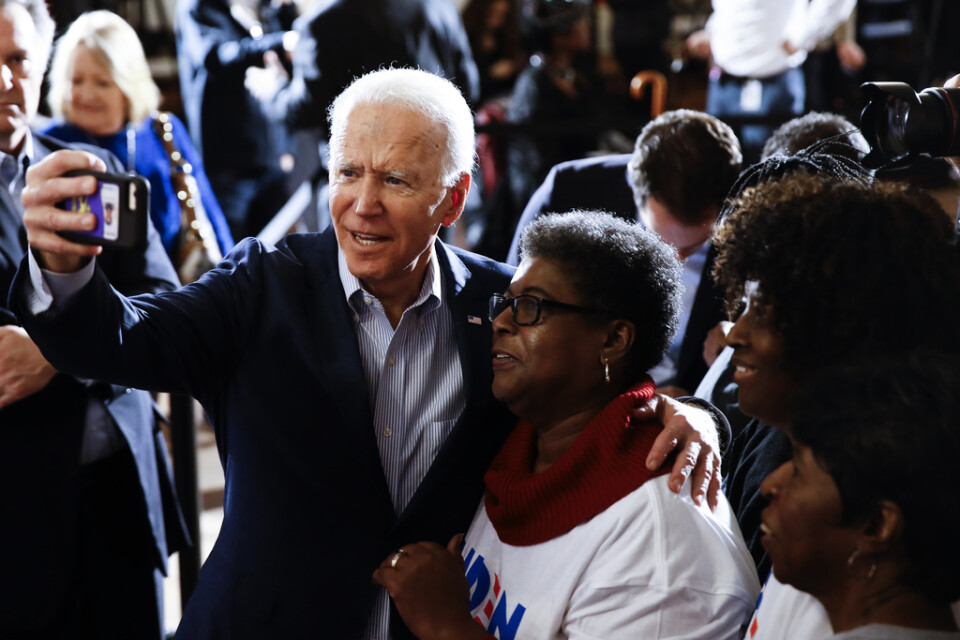 Tidigare vicepresidenten Joe Biden med väljare i delstaten South Carolina. Demokraternas primärval i delstaten är avgörande för Bidens politiska liv.