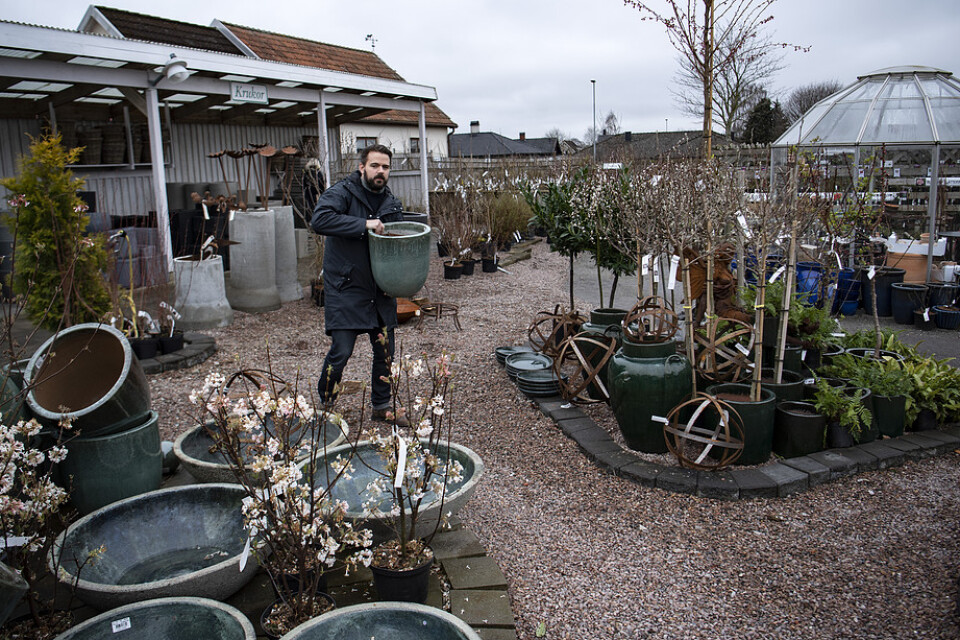 Bobby Seger, vd för Flyinge Plantshop, bland krukor och växter i handelsträdgården utanför Lund.