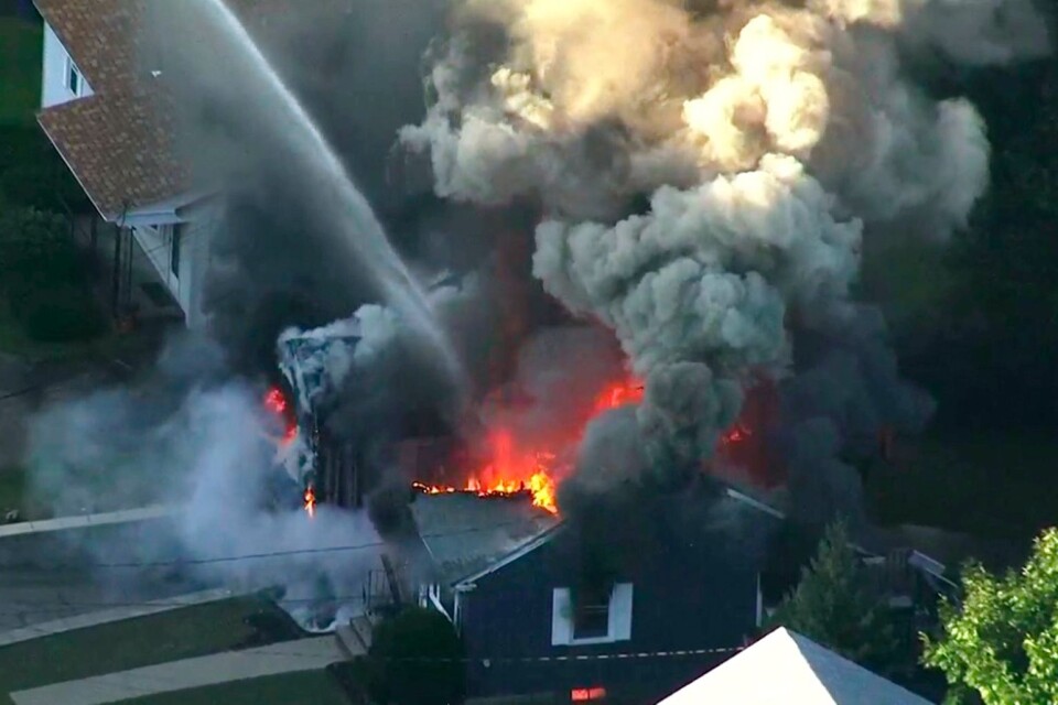 Bild från brand i ett av husen utanför Boston.