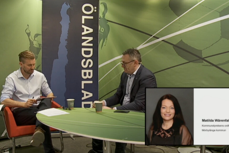 Ölands Turistchef Johan Göransson var ”programledare”. Här är det kommunalråden Ilko Corkovic och Matilda Wärenfalk som diskuterar läget för den öländska besöksnäringen.