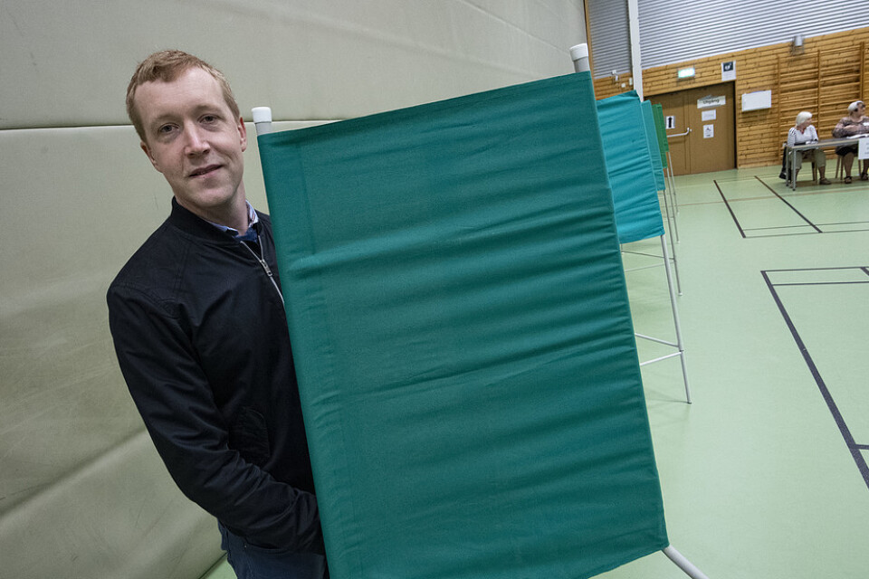 Markus Erlandsson i valbåset i Östratornshallen i Lund då röstningen till EU-valet startade på söndagsmorgonen.